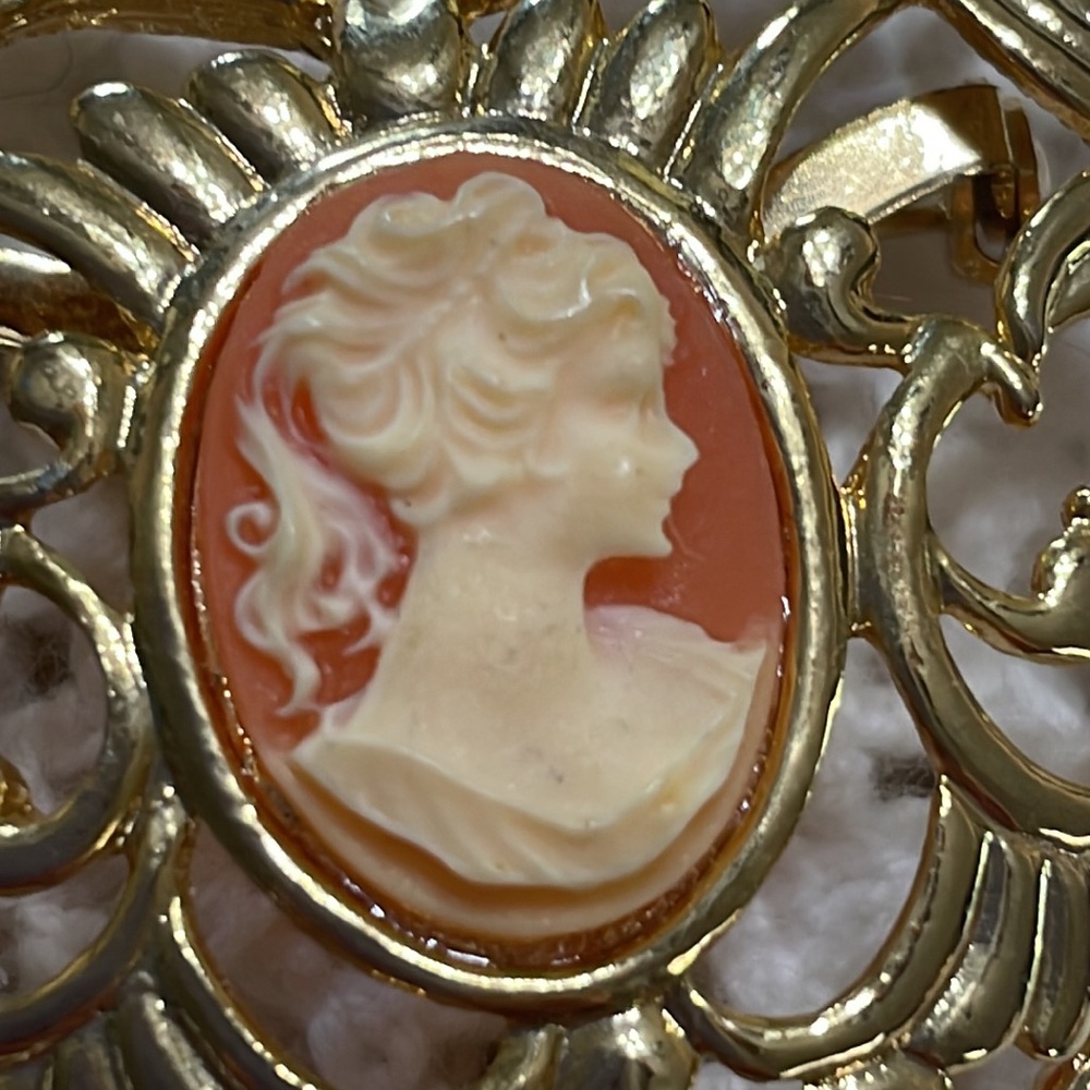Cameo Brooch - Picture 2 of 9